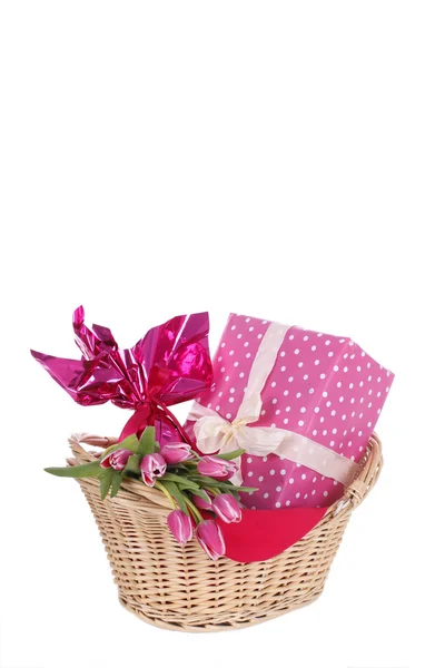 Růžový Dárkový košíček s růžové tulipány — Stock fotografie
