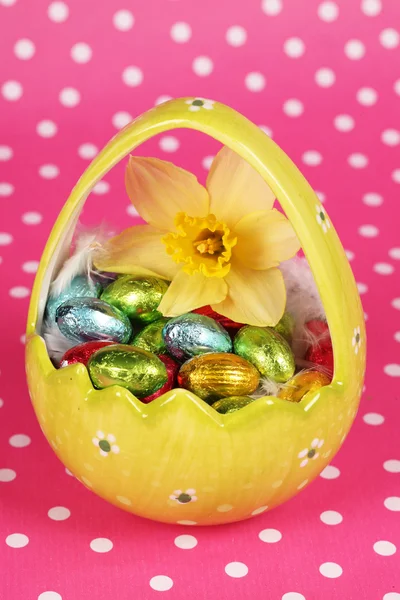 Huevo amarillo de Pascua con chocolate — Foto de Stock