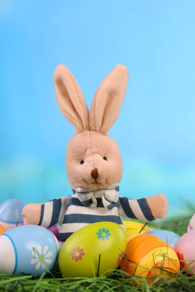 Brinquedo de coelho na decoração da Páscoa — Fotografia de Stock