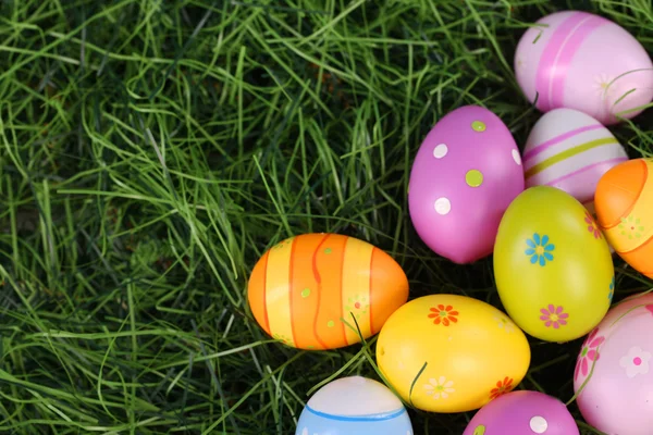Huevos de Pascua de colores en la hierba — Foto de Stock