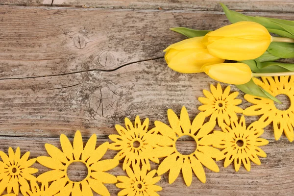 Decoração de flor amarela na placa de madeira — Fotografia de Stock