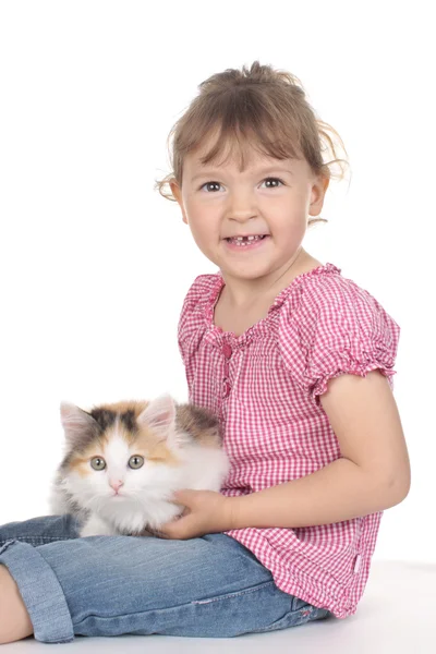 Meisje met zoete weinig kat — Stockfoto