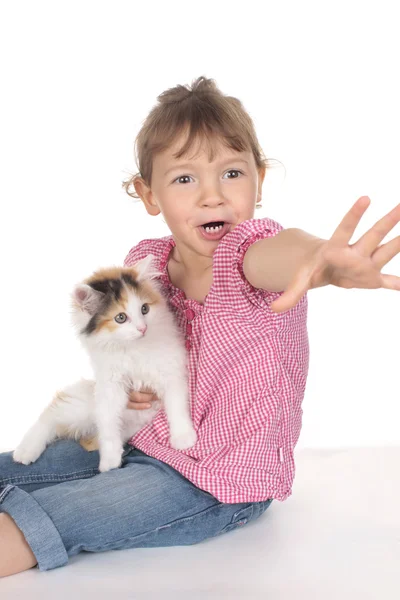 Lilla flickan med söta lilla katt — Stockfoto