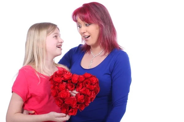 Dcera dává Květinové srdce k matce — Stock fotografie