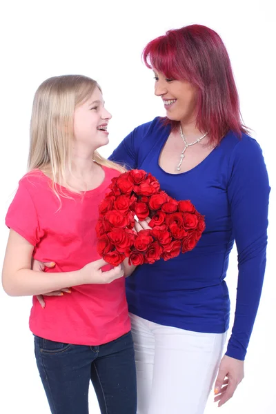 Dotter ger en blomma hjärta till sin mamma — Stockfoto