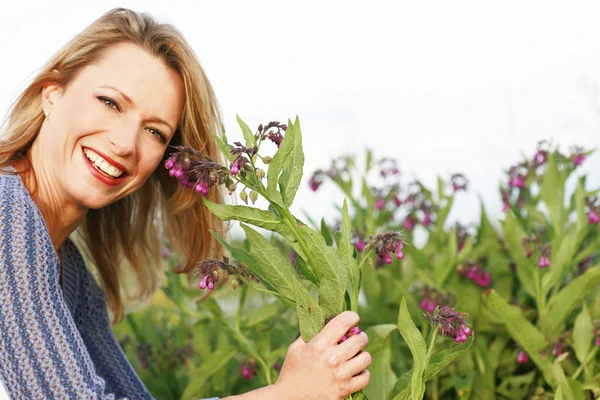 Glad kvinna med naturläkemedel — Stockfoto