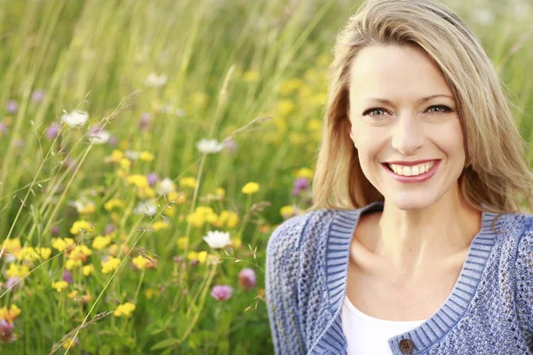 Happy woman in flower field — Stock Photo, Image