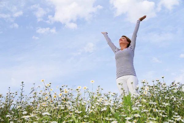 Gelukkige vrouw geniet van het leven — Stockfoto