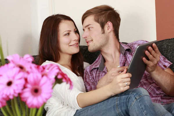 Jeune couple avec tablette — Photo