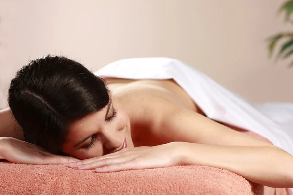 Mulher relaxante em um banco de massagem — Fotografia de Stock