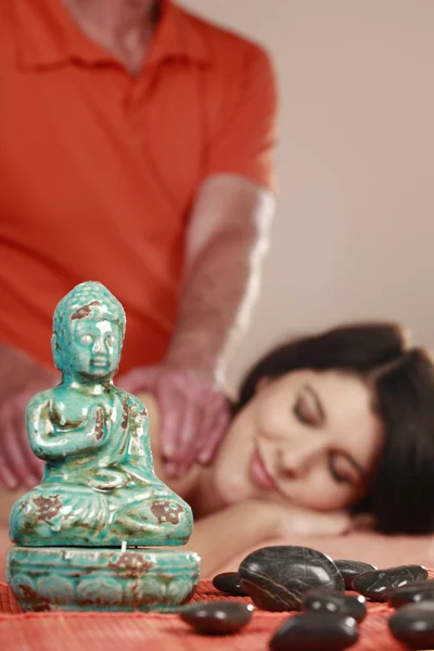 Mujer está recibiendo masaje — Foto de Stock