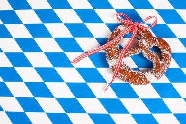 Damalı zemin üzerine Alman simit