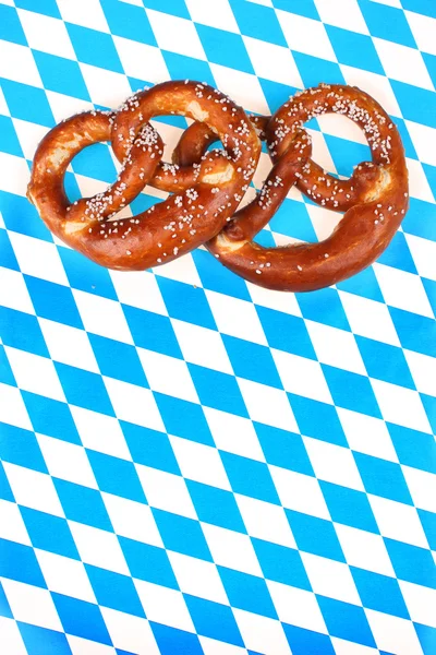 Due pretzel su sfondo a quadretti — Foto Stock