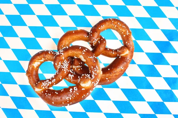 Due pretzel su sfondo a quadretti — Foto Stock