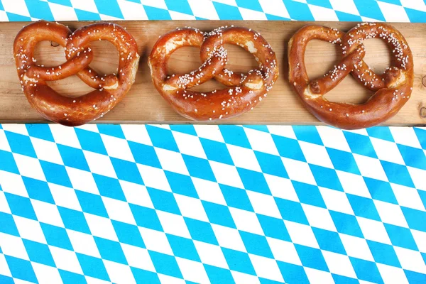 Tre pretzel su sfondo a quadretti — Foto Stock