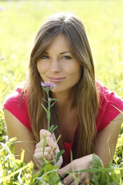 Attractive woman enjoys summer outdoor — Stock Photo, Image