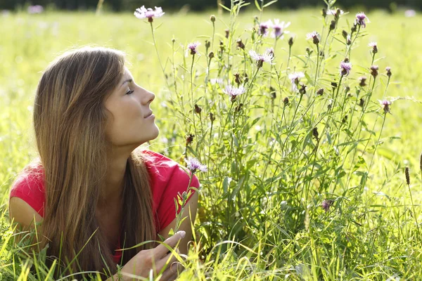 Attractive woman enjoys summer outdoor — Stock Photo, Image