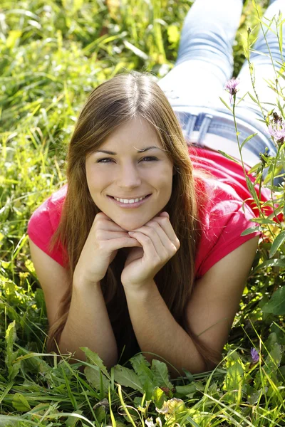 Attractive woman enjoys summer outdoor — Stock Photo, Image