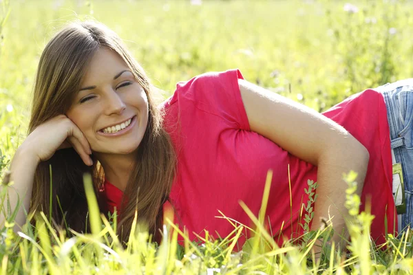 Mujer atractiva disfruta del verano al aire libre —  Fotos de Stock