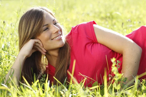 Привлекательная женщина наслаждается летом на свежем воздухе — стоковое фото