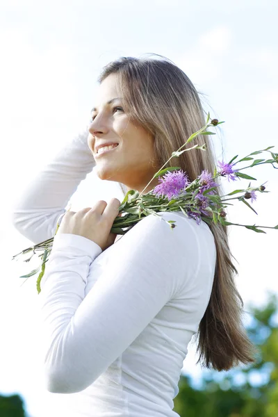 Attraktive Frau genießt Sommer im Freien — Stockfoto