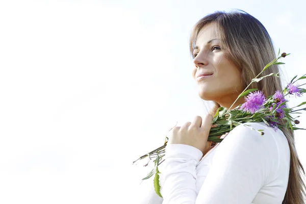 Attraktive Frau genießt Sommer im Freien — Stockfoto