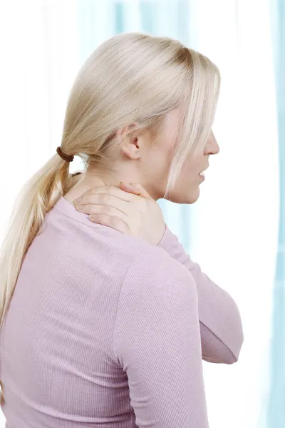 Woman with pain in her shoulder — Stock Photo, Image