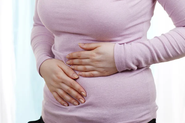 Frau mit Bauchschmerzen — Stockfoto