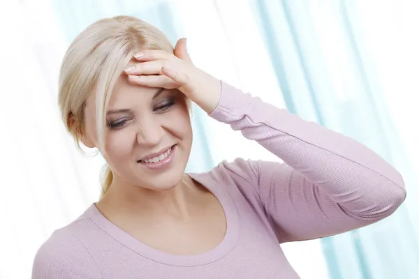 Mujer con dolor de cabeza y migraña — Foto de Stock