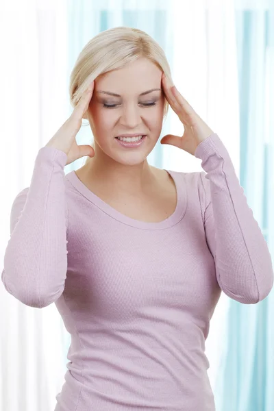 Kvinna med huvudvärk och migrän Stockbild