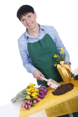 bahar çiçekleri ile üst düzey kadın