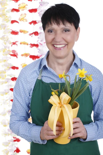 Mulher sênior com flores de primavera — Fotografia de Stock