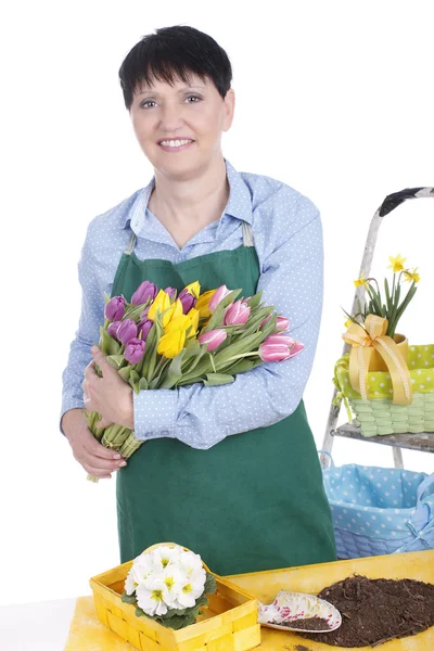 Senior vrouw met Lentebloemen — Stockfoto