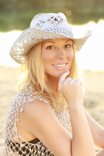 Mulher feliz com chapéu de cowboy na praia — Fotografia de Stock