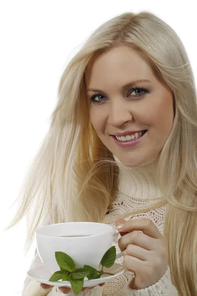 Счастливая женщина пьет чашку чая — стоковое фото