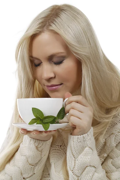 Donna felice che beve una tazza di tè — Foto Stock