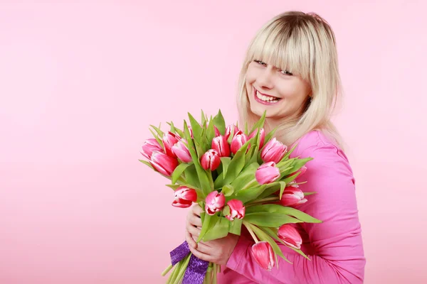 チューリップの花の束との幸せな笑顔の女性 — ストック写真
