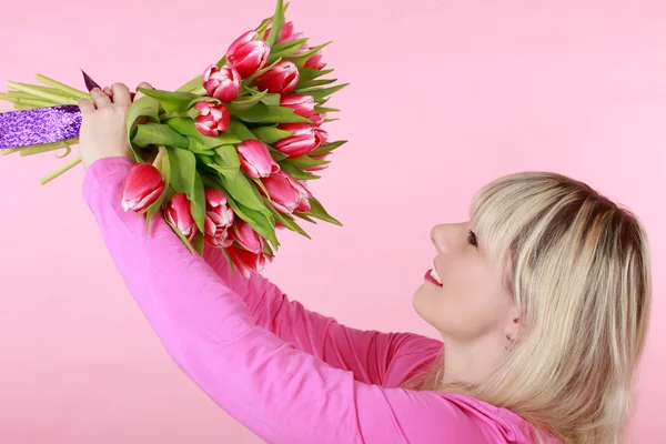 Gelukkig lachende vrouw met tulip flower bos — Stockfoto