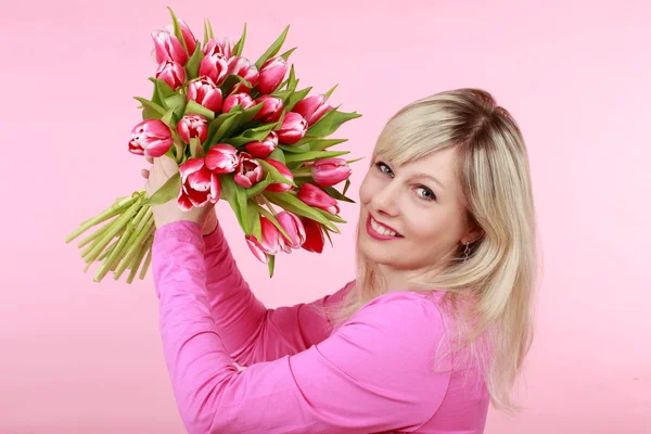 Ευτυχισμένη χαμογελαστό γυναίκα με μπουκέτο λουλουδιών τουλίπα — Φωτογραφία Αρχείου