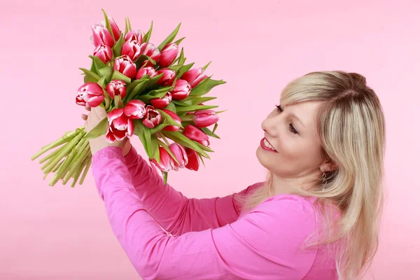 Glücklich lächelnde Frau mit Tulpenblumenstrauß — Stockfoto