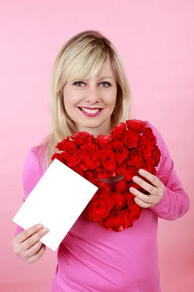 Mujer bonita con corazón de rosa roja — Foto de Stock