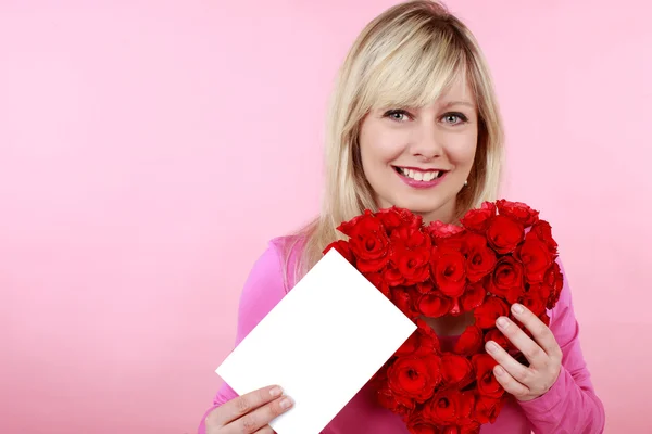 Mujer bonita con corazón de rosa roja — Foto de Stock