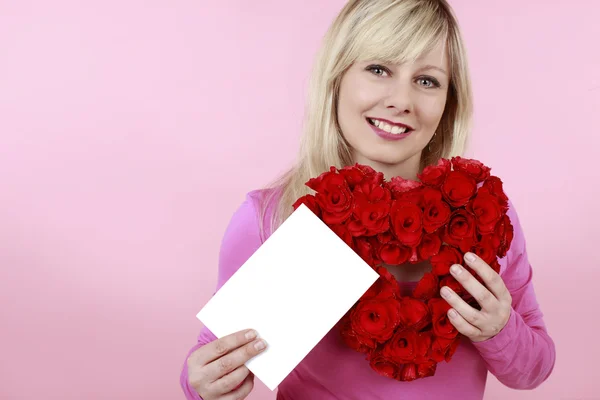 Mujer bonita con corazón de rosa roja — Foto de Stock