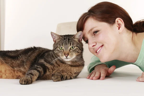 Jonge vrouw met Cyperse kat — Stockfoto