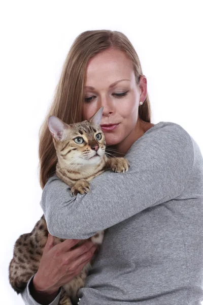 Jonge vrouw met Bengalen kat — Stockfoto