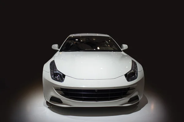 Luxusní bílé sportovní auto čelní pohled — Stock fotografie