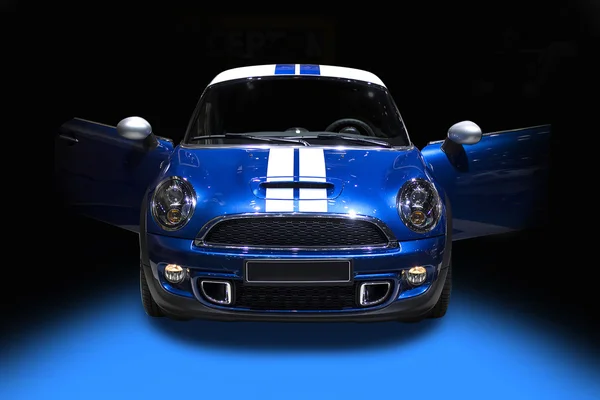 izole mavi sevimli spor araba