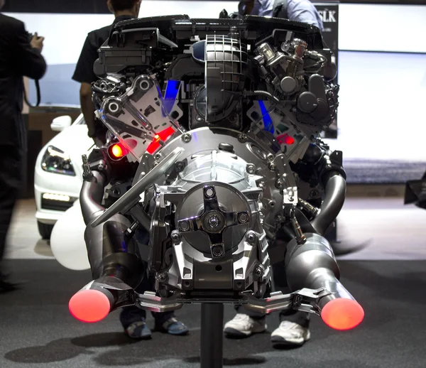 Mercedes benz amg araba motoru geri görüntülemek