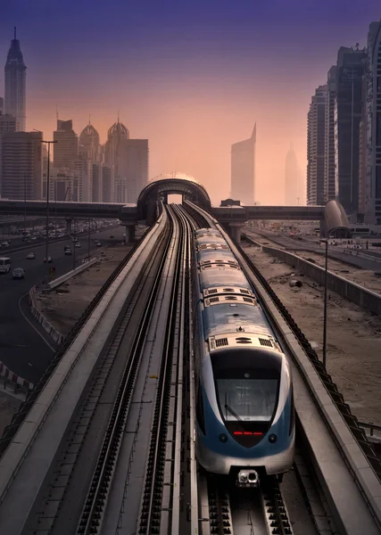 U-Bahn zum Jachthafen Dubai — Stockfoto