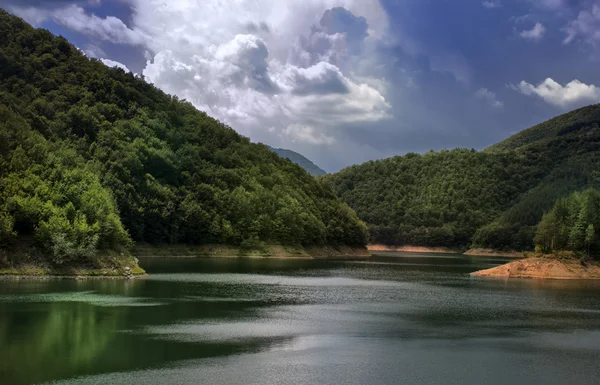 Lago en la montaña con cielo dramático — Foto de Stock